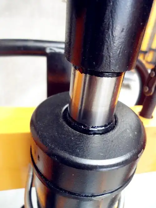 Welche Anzeichen weisen darauf hin, dass der Hydraulikzylinder gewartet werden muss?