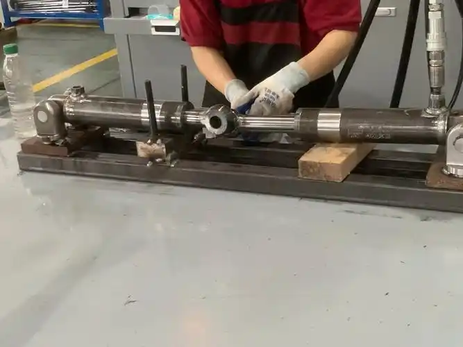 Was ist bei der Demontage eines Hydraulikzylinders zu beachten?